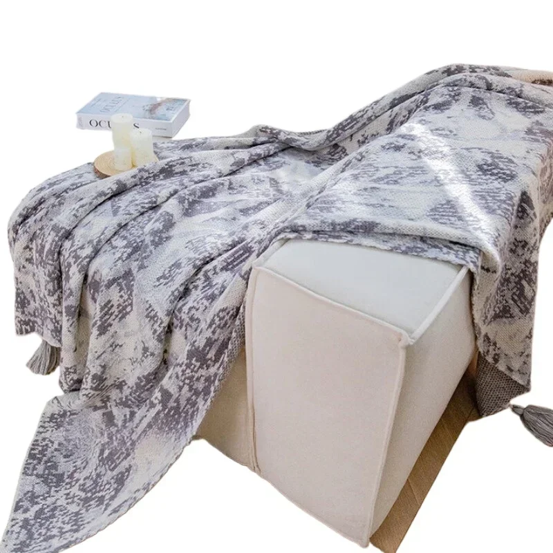 Французское одеяло для дивана, хороший материал.
Французское одеяло для дивана, хороший материал.