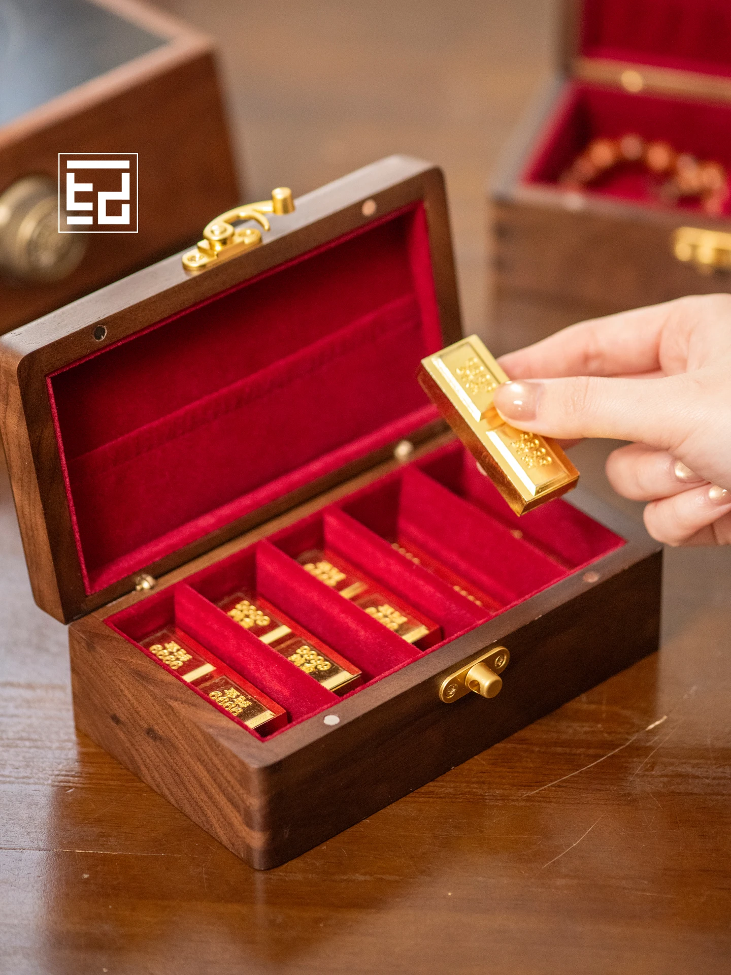 Ретро-шкатулка из орехового дерева для хранения золотых слитков 0г-20г, китайская новогодняя шкатулка-сокровищница для организации ювелирных украшений
Ретро-шкатулка из орехового дерева для хранения золотых слитков 0г-20г, китайская новогодняя шкатулка-сокровищница для организации ювелирных украшений