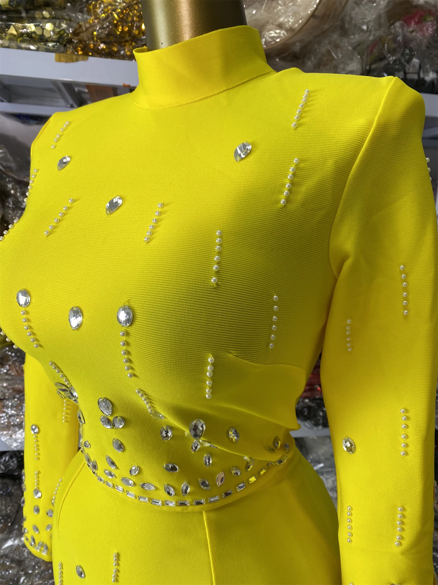 Factory Wholesale Bandage Dress Women Yellow Long Sleeve Crop Top and Mini Skirt Crystal Beading Embroidery Evening Party Outfit
Factory Wholesale Bandage Dress Women Yellow Long Sleeve Crop Top and Mini Skirt Crystal Beading Embroidery Evening Party Outfit