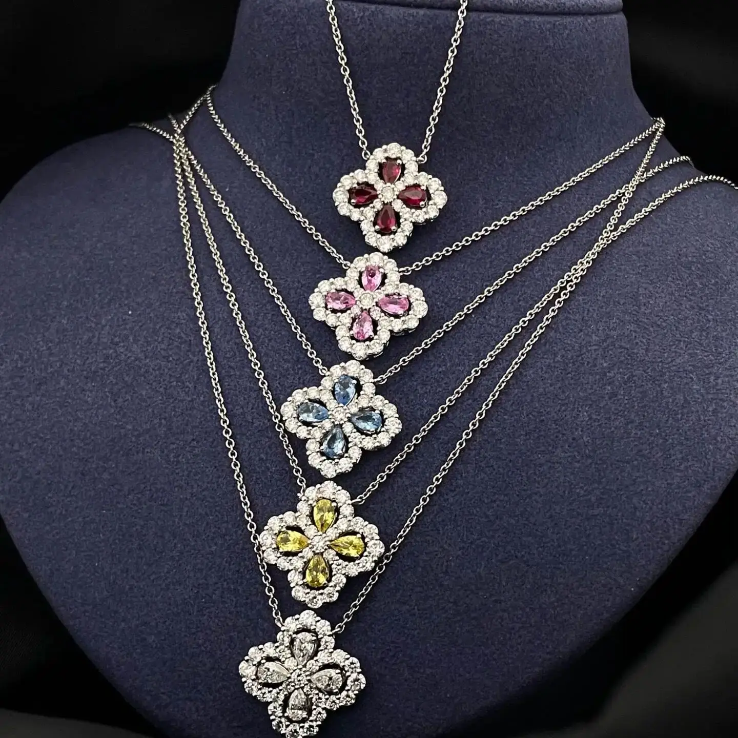 Роскошное французское женское ожерелье с четырьмя лепестками и бриллиантами, серебро, высококачественный циркон класса 5А, элегантный очаровательный подарок на вечеринку
Роскошное французское женское ожерелье с четырьмя лепестками и бриллиантами, серебро, высококачественный циркон класса 5А, элегантный очаровательный подарок на вечеринку