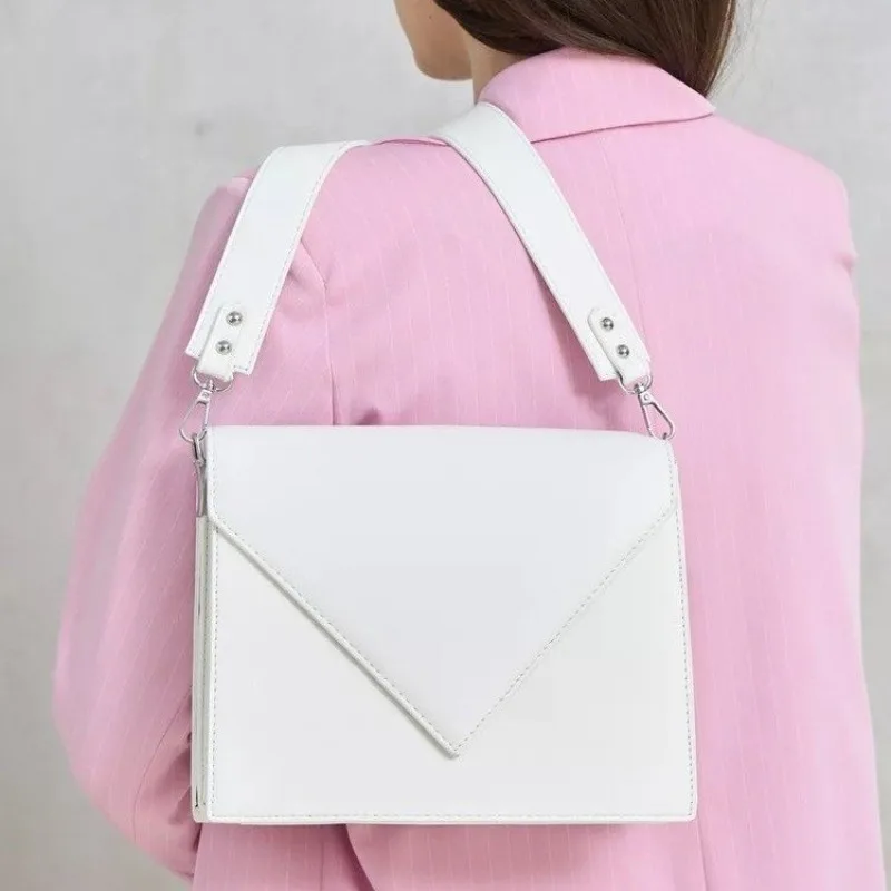 Simple Retro Crossbody Handbag Women Classic Paris Details Luxury Leather Material Daily Matching Bag
Simple Retro Crossbody Handbag Women Classic Paris Details Luxury Leather Material Daily Matching Bag