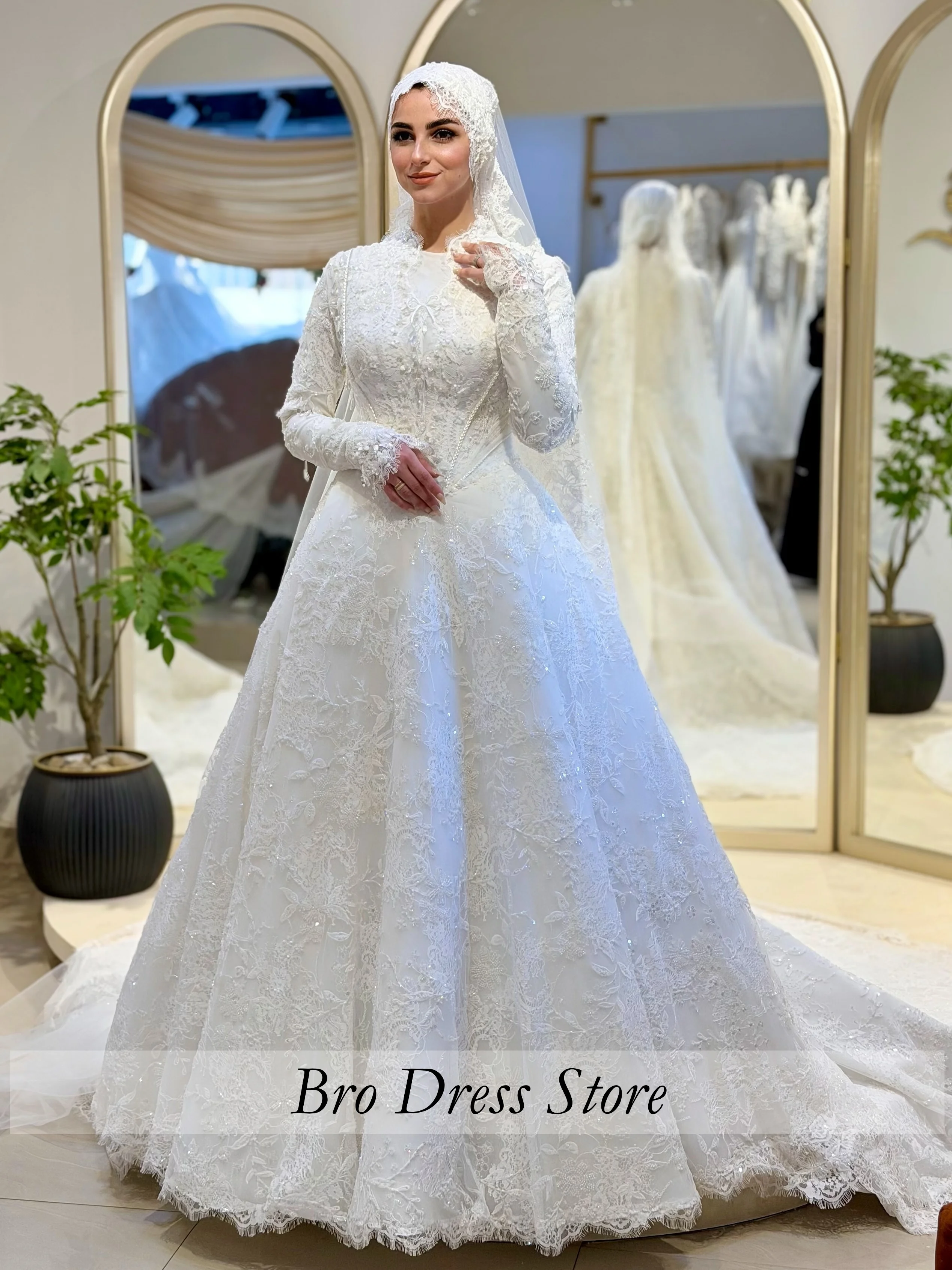 Customized Muslim Wedding Dress High Neck Long Sleeve Lace Applique Bridal Gown Princess Ball Gown Court Train Vestido De Noiva
Customized Muslim Wedding Dress High Neck Long Sleeve Lace Applique Bridal Gown Princess Ball Gown Court Train Vestido De Noiva