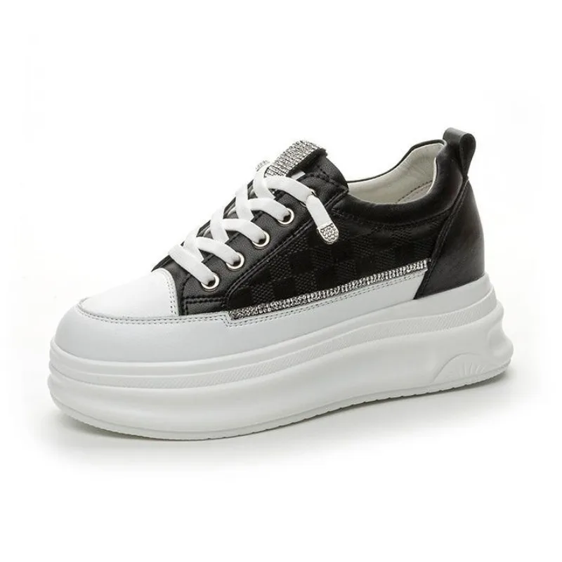 Женская повседневная спортивная обувь, универсальные модные белые кожаные маленькие белые туфли Four Seasons на толстой подошве и внутреннем каблуке 
Женская повседневная спортивная обувь, универсальные модные белые кожаные маленькие белые туфли Four Seasons на толстой подошве и внутреннем каблуке