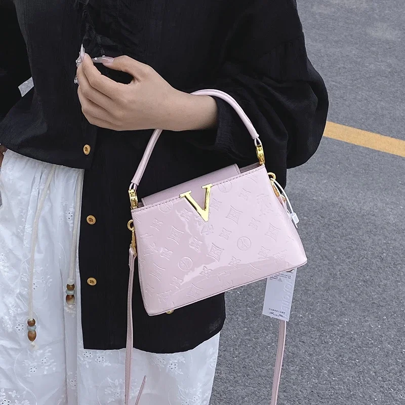 Classic Designer Paris Fashion Large Capacity Women Diaper Bag Elegant Leather Unique Leisure Business Tote Bag
Classic Designer Paris Fashion Large Capacity Women Diaper Bag Elegant Leather Unique Leisure Business Tote Bag
