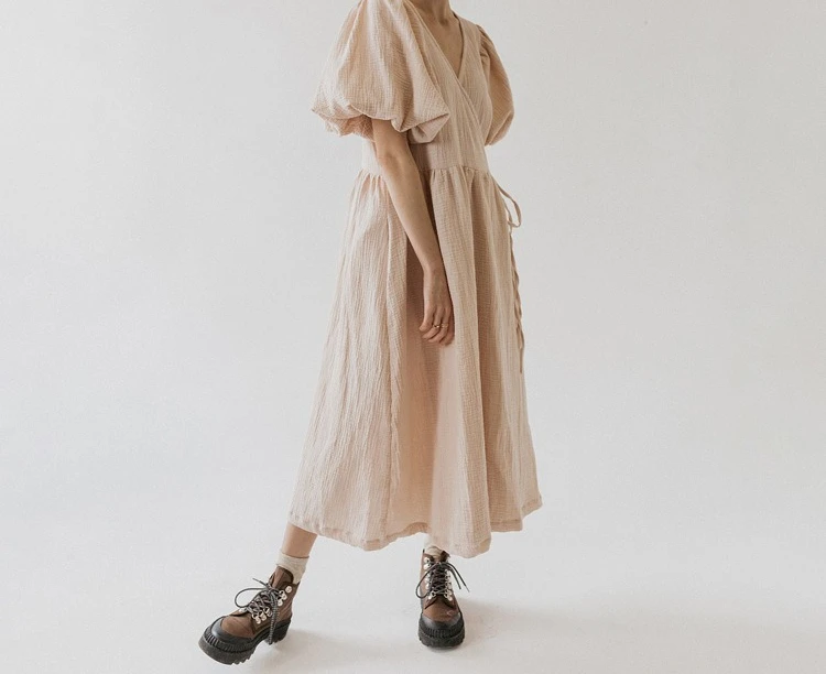 2026 Women's Summer New Product V-neck Short Sleeved Lace Up Dress Commuting Solid Color Long Dress
2026 Women's Summer New Product V-neck Short Sleeved Lace Up Dress Commuting Solid Color Long Dress
