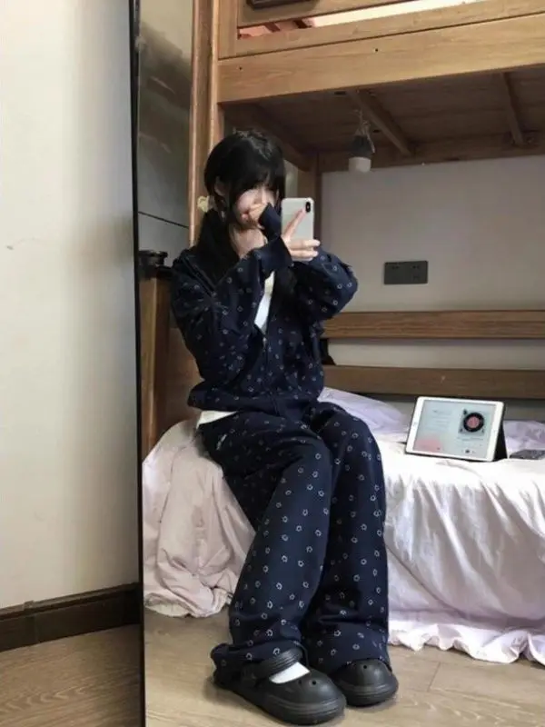 Комплект повседневной спортивной одежды Laid-ba: женский худи и спортивные брюки в корейском стиле, модный уличный образ, осень 2025
Комплект повседневной спортивной одежды Laid-ba: женский худи и спортивные брюки в корейском стиле, модный уличный образ, осень 2025