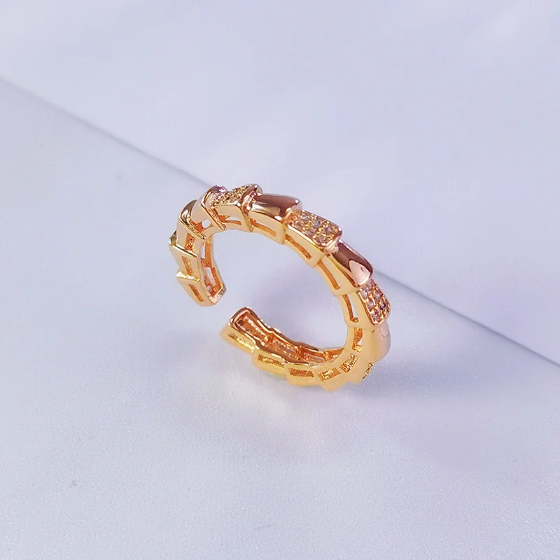 V Золотое гальваническое кольцо в форме змеи, женское нишевое высококачественное кольцо Sense, невыцветающее кольцо для пары из змеиной кости
V Золотое гальваническое кольцо в форме змеи, женское нишевое высококачественное кольцо Sense, невыцветающее кольцо для пары из змеиной кости