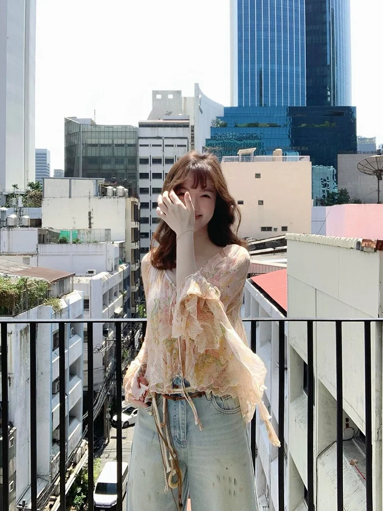 Floral Print Sun Protection Long Sleeve V-Neck Bell Sleeve Shirt Women's Casual Style Loose Fit Polyester Fiber
Floral Print Sun Protection Long Sleeve V-Neck Bell Sleeve Shirt Women's Casual Style Loose Fit Polyester Fiber