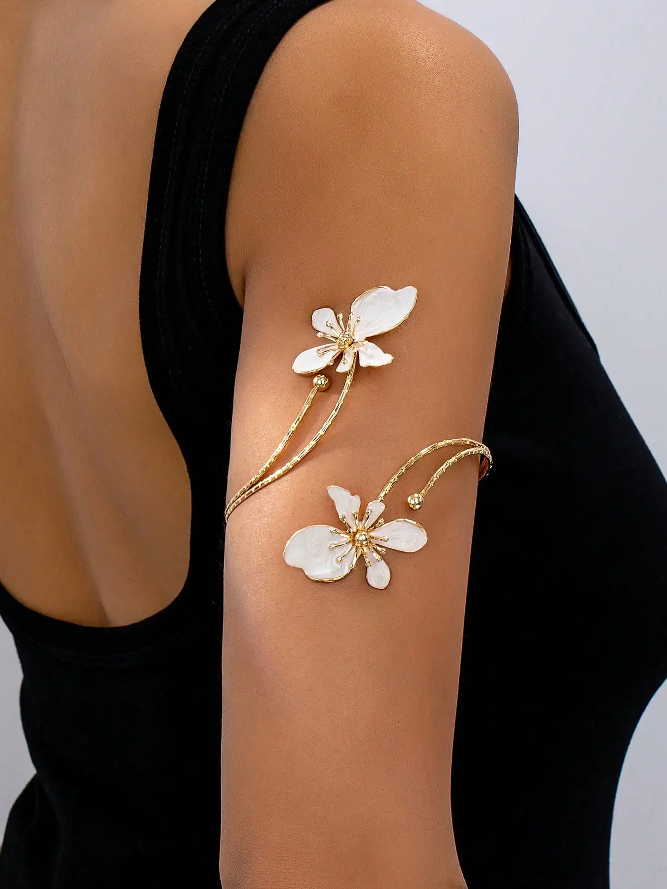 1pc Floral Pendant Bracelet, Elegant & Fashionable Design For Women, Suitable For Vacation
1pc Floral Pendant Bracelet, Elegant & Fashionable Design For Women, Suitable For Vacation