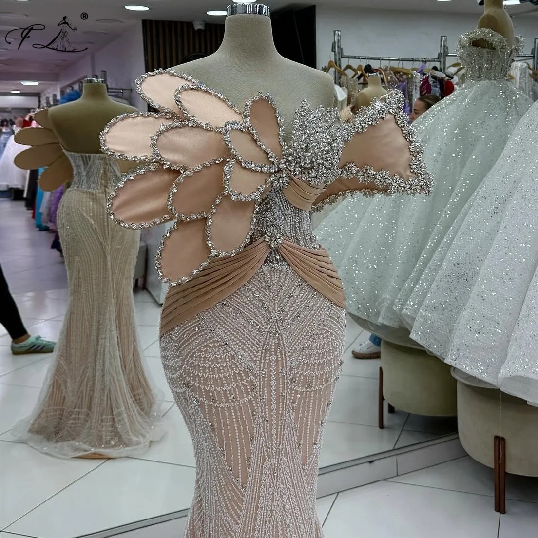 Роскошные вечерние платья, вечерние платья с листьями шампанского, платья русалки без бретелек с кристаллами, длинное атласное платье из тюля, вечернее платье
Роскошные вечерние платья, вечерние платья с листьями шампанского, платья русалки без бретелек с кристаллами, длинное атласное платье из тюля, вечернее платье