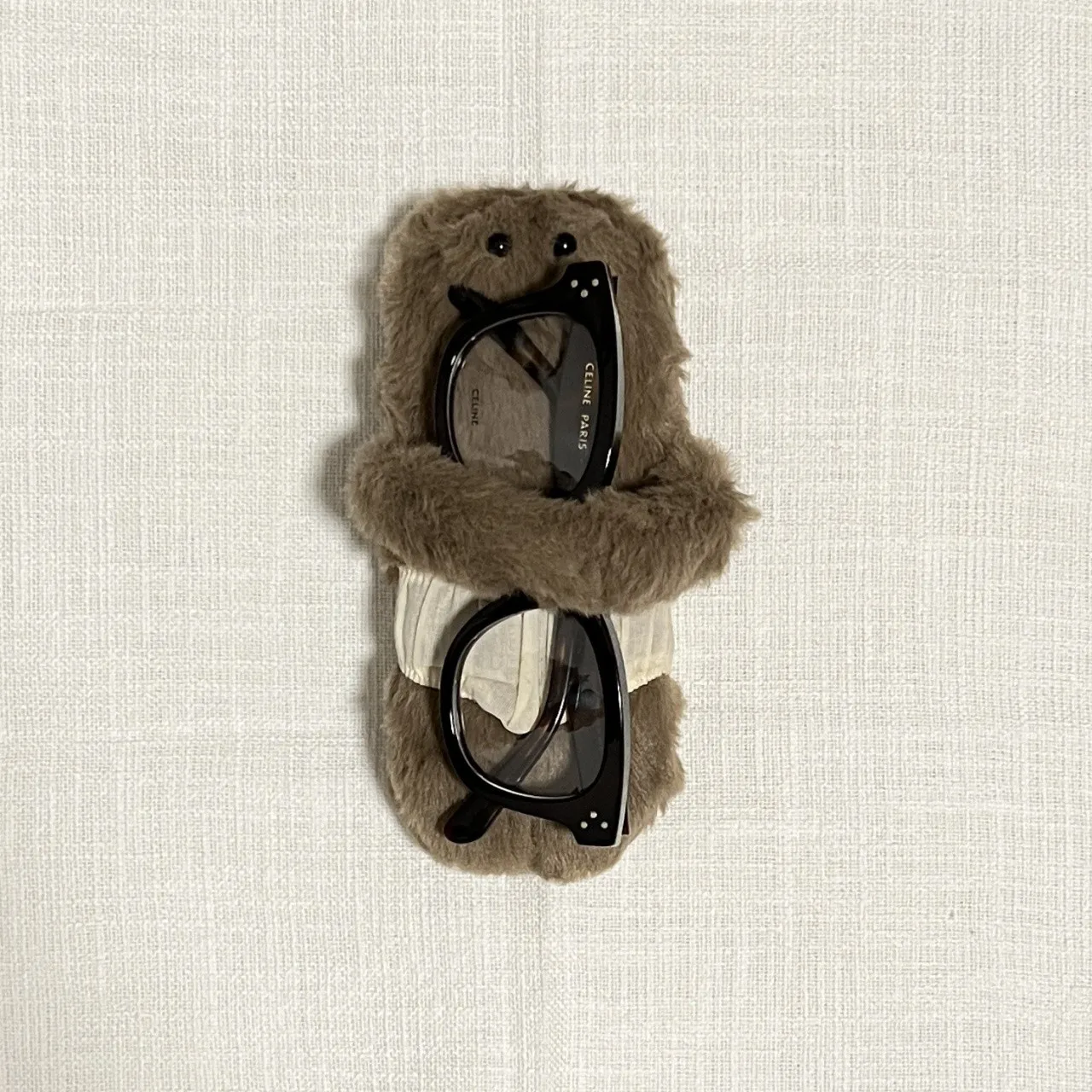 Pants Jun plush hug glasses case Super soft fabric portable pressure-proof retro plush sunglasses case.
Pants Jun plush hug glasses case Super soft fabric portable pressure-proof retro plush sunglasses case.