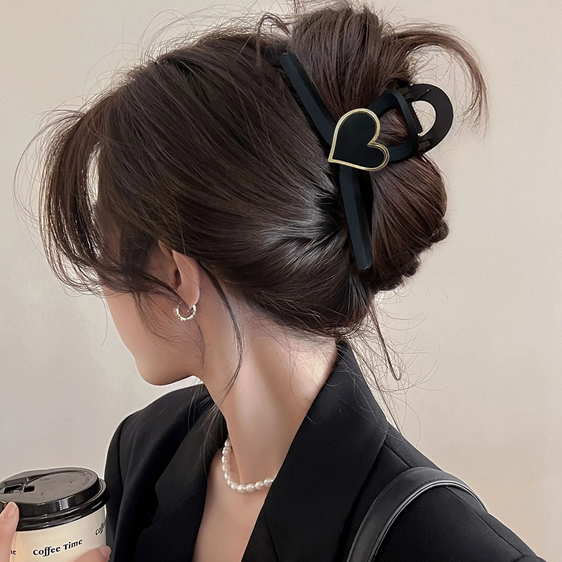 Oversized Simple Temperament Letter Grab Clip Women 2025 New High-end Back Head Disc Hair Shark Clip Headdress
Oversized Simple Temperament Letter Grab Clip Women 2025 New High-end Back Head Disc Hair Shark Clip Headdress