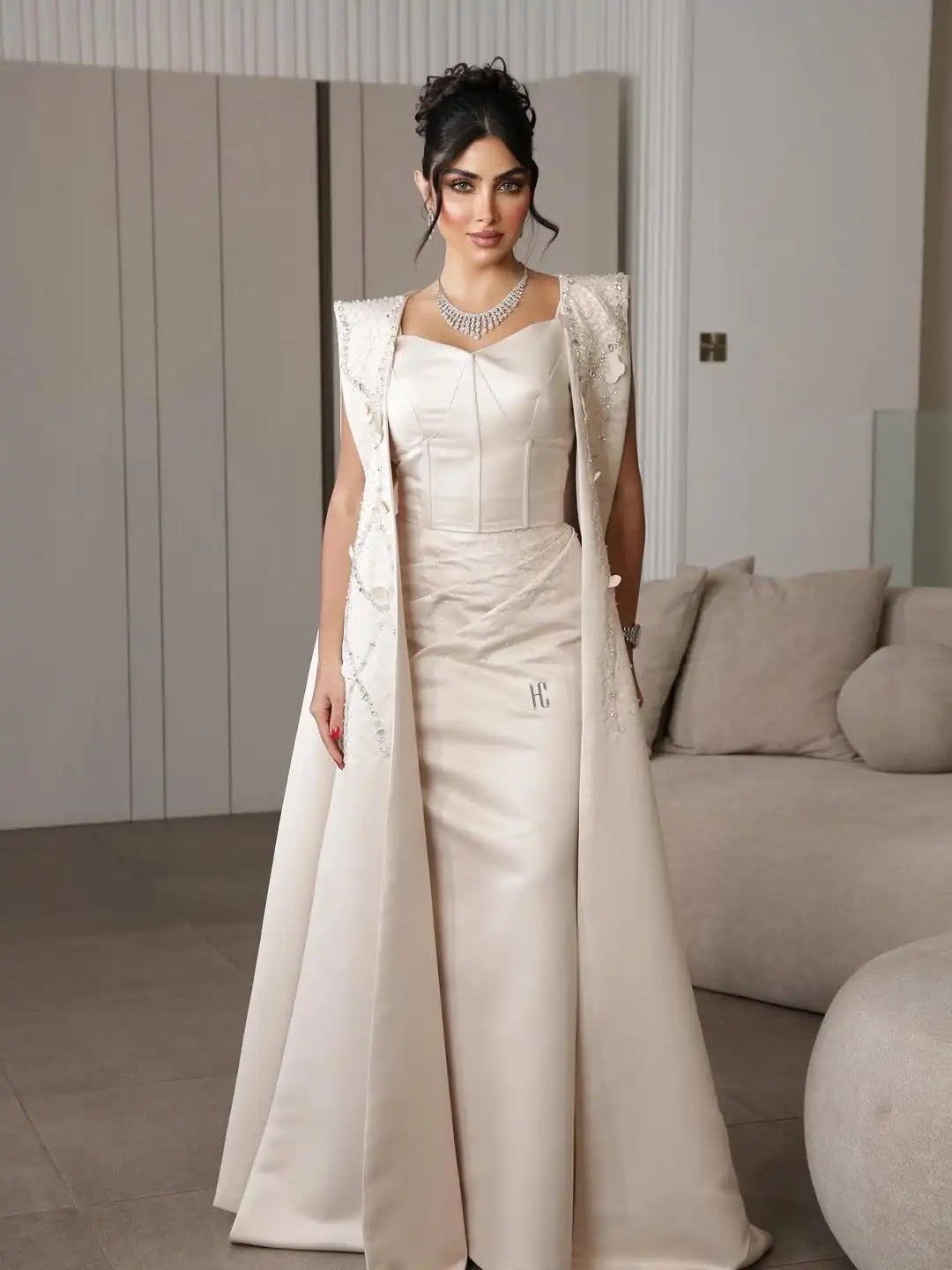 Champagne Elegant Strapless Formal Sleeveless Prom Dresses Satin Evening Dresses High-Waisted Style with Cape Overlay Party Gown
Champagne Elegant Strapless Formal Sleeveless Prom Dresses Satin Evening Dresses High-Waisted Style with Cape Overlay Party Gown