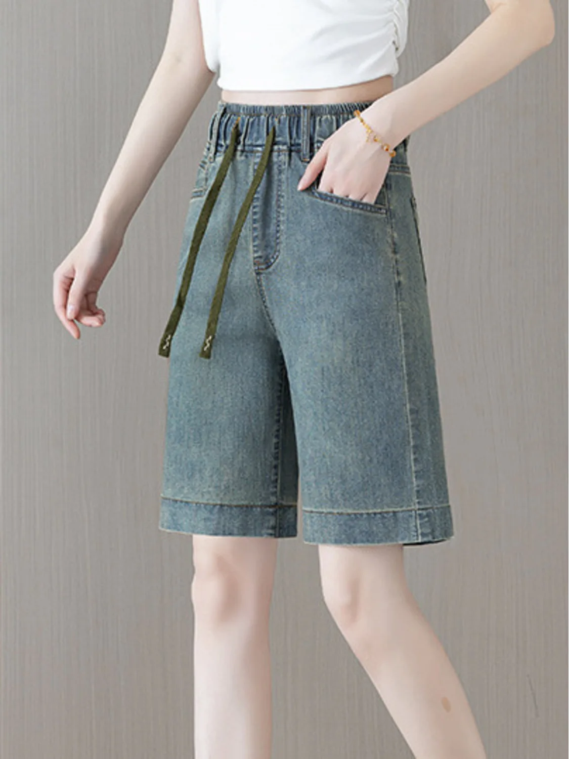 Women's High Waist Denim Shorts Elastic Waist Drawstring Loose Fit 5/10 Length Bermuda Jeans Summer 2026 Casual Streetwear
Women's High Waist Denim Shorts Elastic Waist Drawstring Loose Fit 5/10 Length Bermuda Jeans Summer 2026 Casual Streetwear