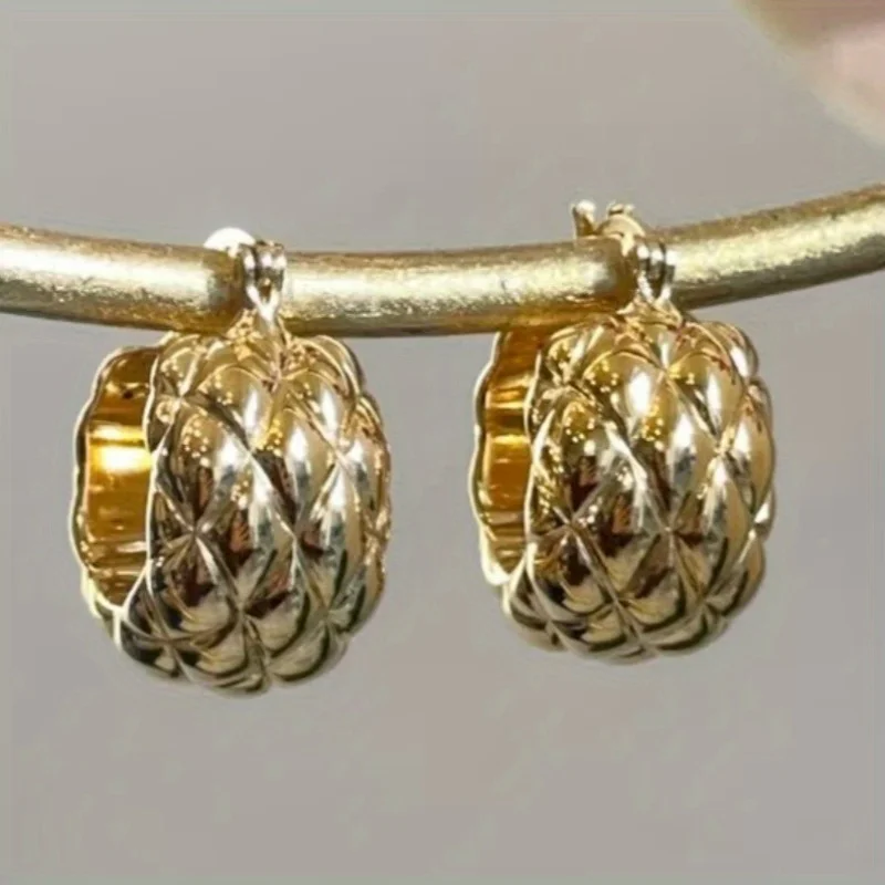 Classic Gold Color Hoops Women's Earrings Metal Hand Carving Geometry Party Daily Wear
Classic Gold Color Hoops Women's Earrings Metal Hand Carving Geometry Party Daily Wear