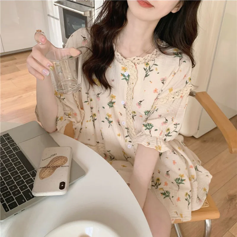 New Summer Collection: Lightweight, Fresh-Looking Blue Checkered Short-Sleeve Women's Pajamas with a Cute Peter Pan Collar
New Summer Collection: Lightweight, Fresh-Looking Blue Checkered Short-Sleeve Women's Pajamas with a Cute Peter Pan Collar