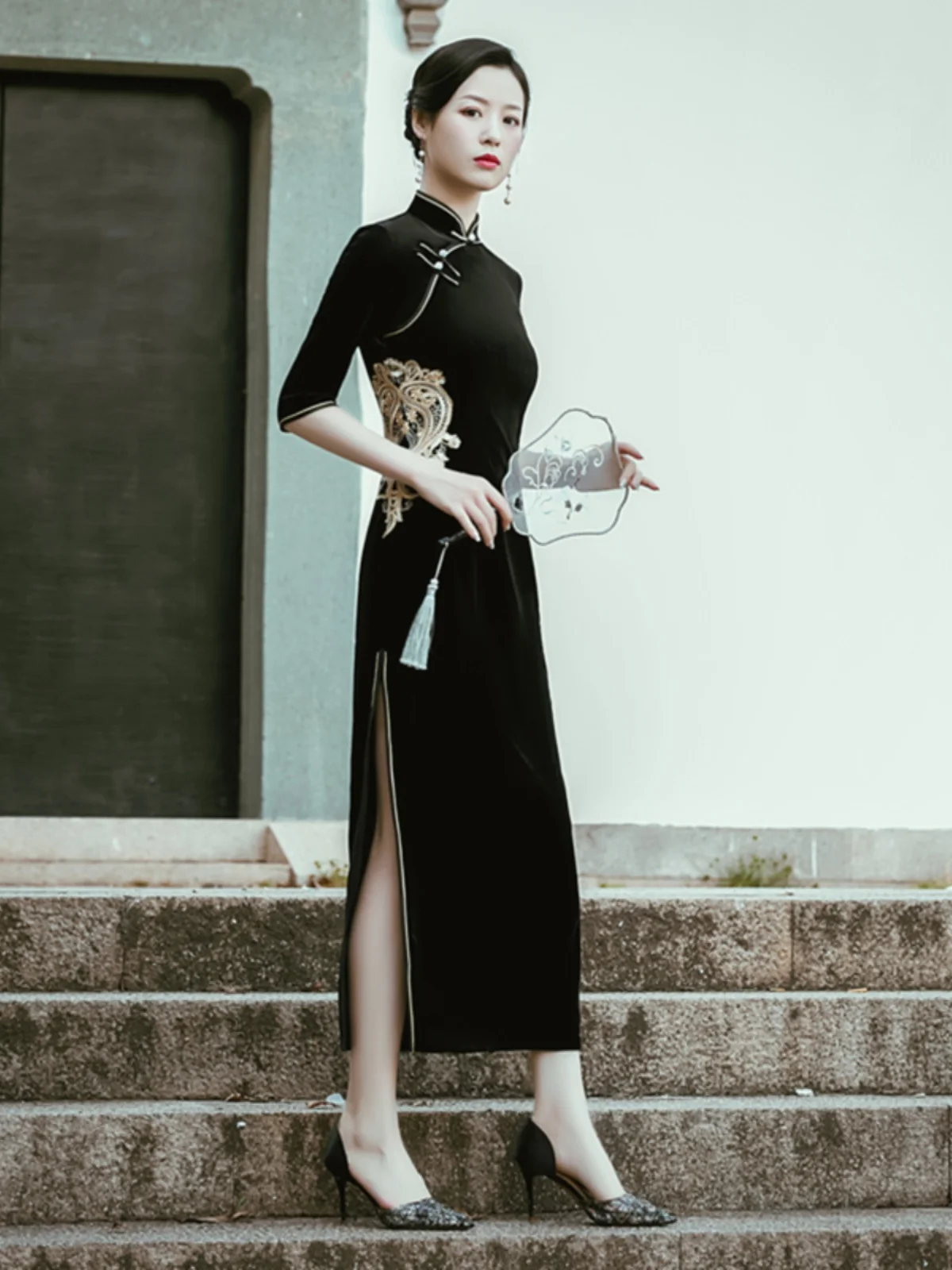 Элегантное длинное бархатное платье-ципао черного цвета для женщин с высоким разрезом, идеально подходит для вечерних мероприятий и выступлений, премиум-качество
Элегантное длинное бархатное платье-ципао черного цвета для женщин с высоким разрезом, идеально подходит для вечерних мероприятий и выступлений, премиум-качество