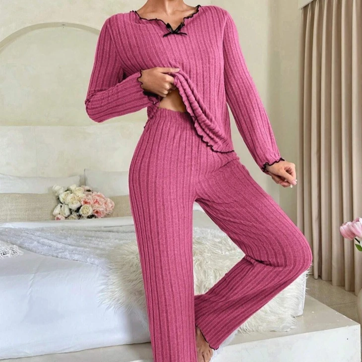 Новый женский комплект для дома из ребристой ткани с черной окантовкой, повседневная домашняя одежда, мягкий и удобный комплект из двух предметов в европейско-американском стиле, коллекция 2026 года
Новый женский комплект для дома из ребристой ткани с черной окантовкой, повседневная домашняя одежда, мягкий и удобный комплект из двух предметов в европейско-американском стиле, коллекция 2026 года