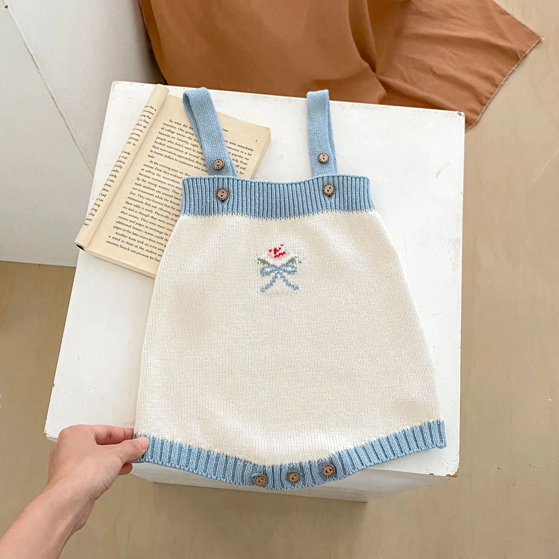 Осенняя новая детская одежда, для маленьких девочек 0-3 лет, кружевной жаккардовый вязаный комбинезон с крючками на руках
Осенняя новая детская одежда, для маленьких девочек 0-3 лет, кружевной жаккардовый вязаный комбинезон с крючками на руках