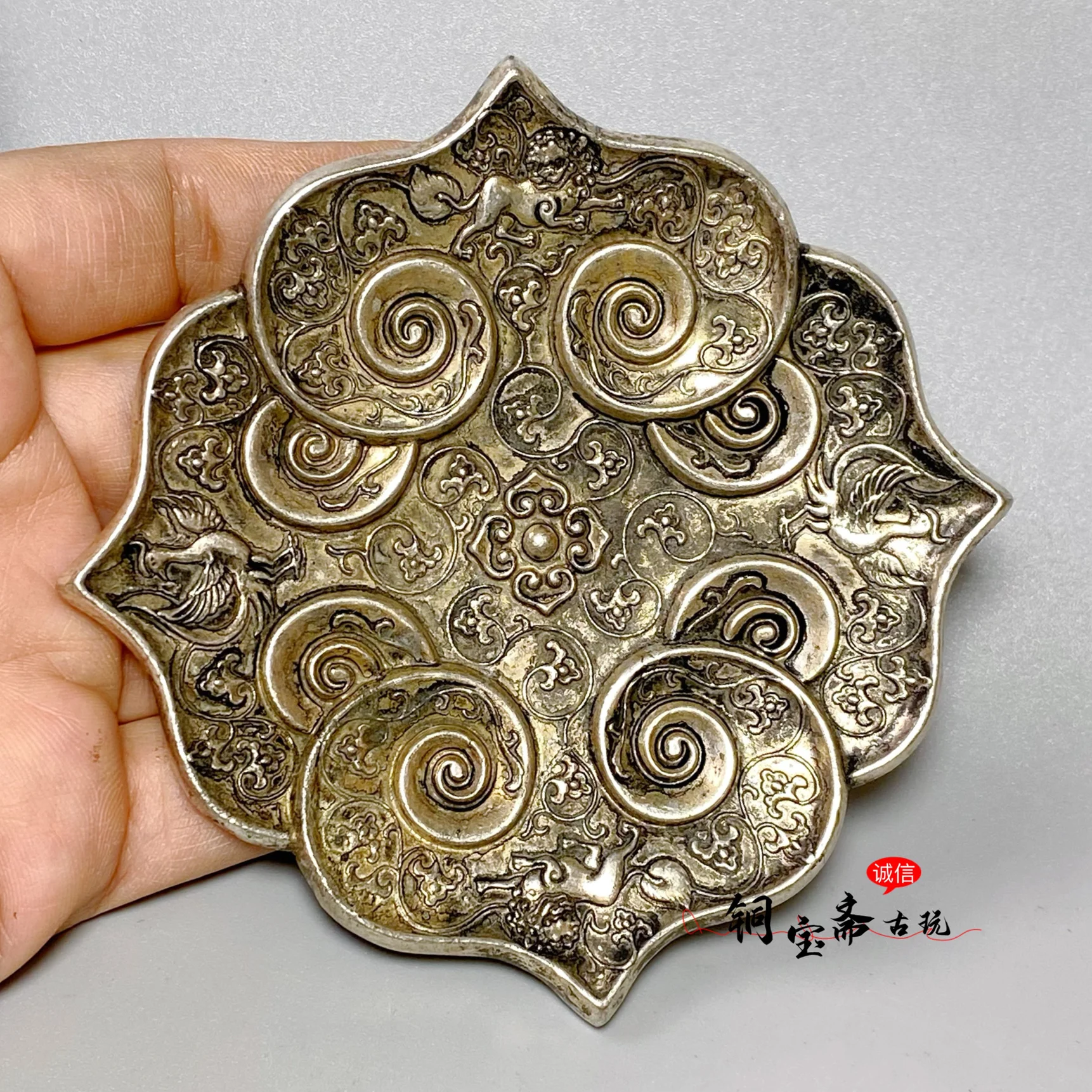Tang Dynasty old silverware, pure copper silver-plated tea saucer, coaster, incense silver plate, Datang old ware
Tang Dynasty old silverware, pure copper silver-plated tea saucer, coaster, incense silver plate, Datang old ware