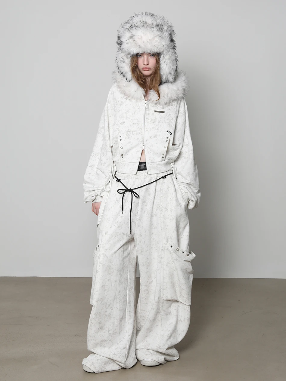 Комплект: худи на молнии из белого вощеного хлопка и спортивные брюки с двойным поясом и съемным меховым воротником, повседневный свободный крой
Комплект: худи на молнии из белого вощеного хлопка и спортивные брюки с двойным поясом и съемным меховым воротником, повседневный свободный крой