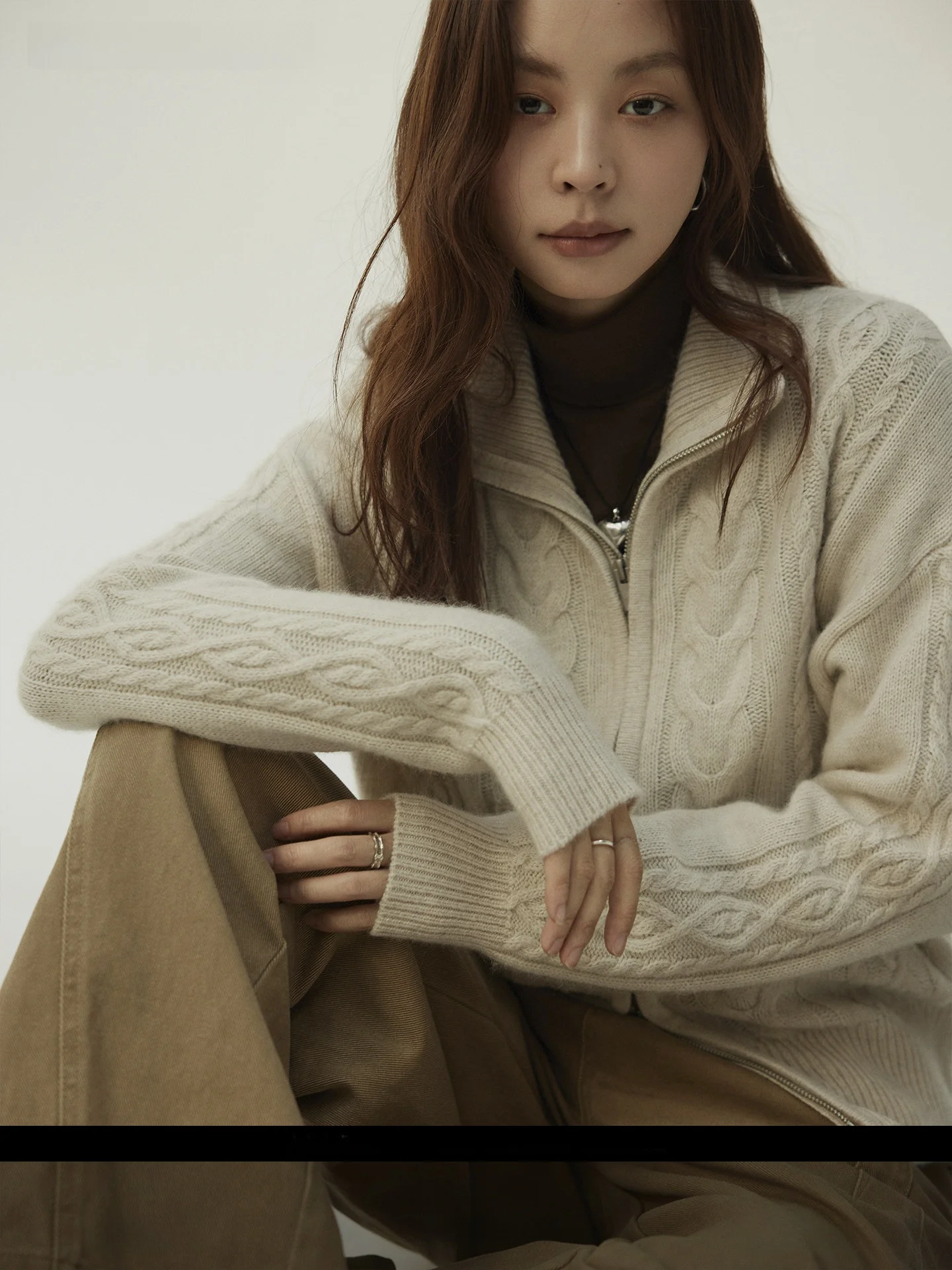 Женский шерстяной вязаный свитер Joli: повседневный кардиган с отложным воротником и узором «косы» для осени и зимы, элегантный и простой
Женский шерстяной вязаный свитер Joli: повседневный кардиган с отложным воротником и узором «косы» для осени и зимы, элегантный и простой