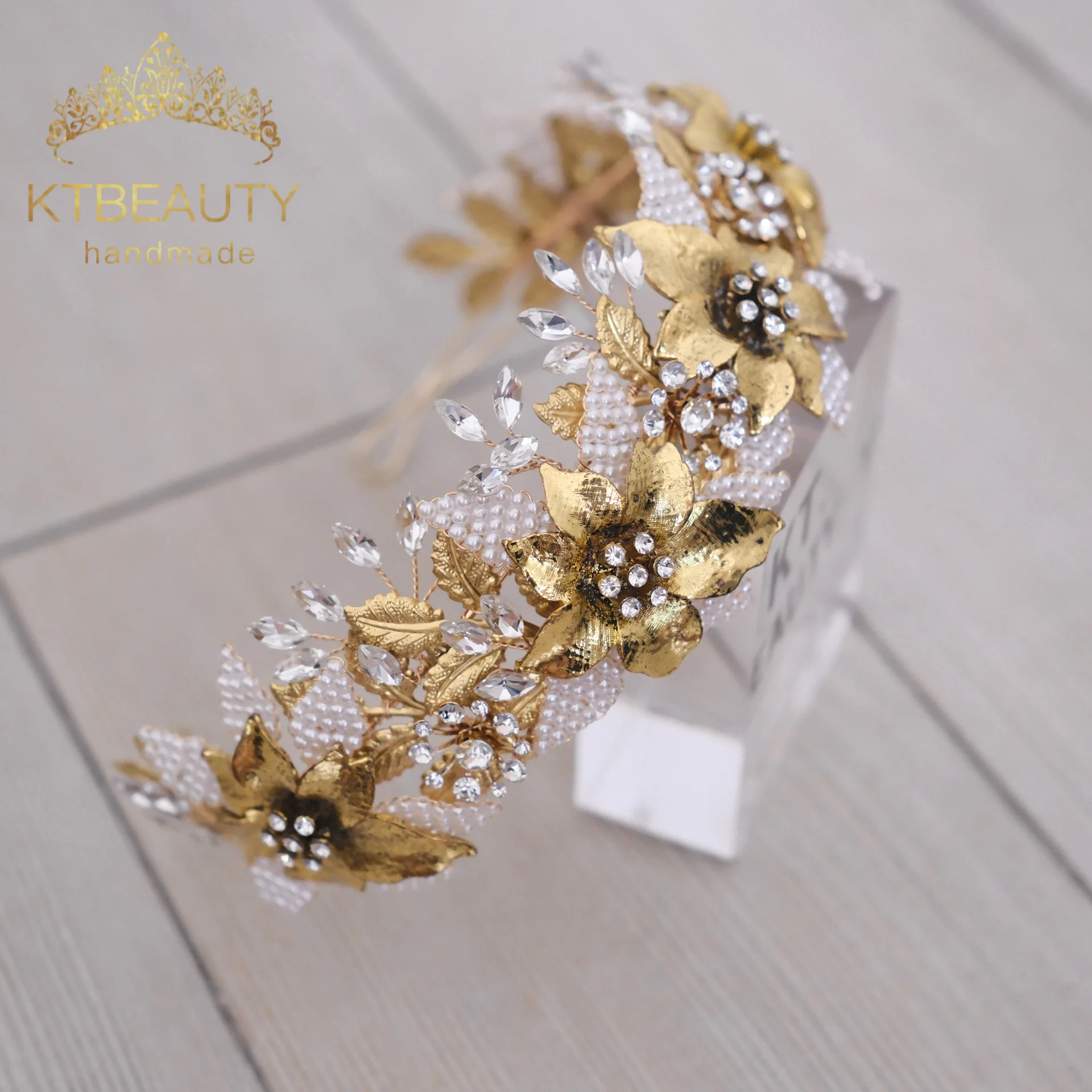 KTBEAUTY Новинка 2025 головной убор в свадебном Стиле Золотые цветы Красивая повязка для волос женские аксессуары
KTBEAUTY Новинка 2025 головной убор в свадебном Стиле Золотые цветы Красивая повязка для волос женские аксессуары