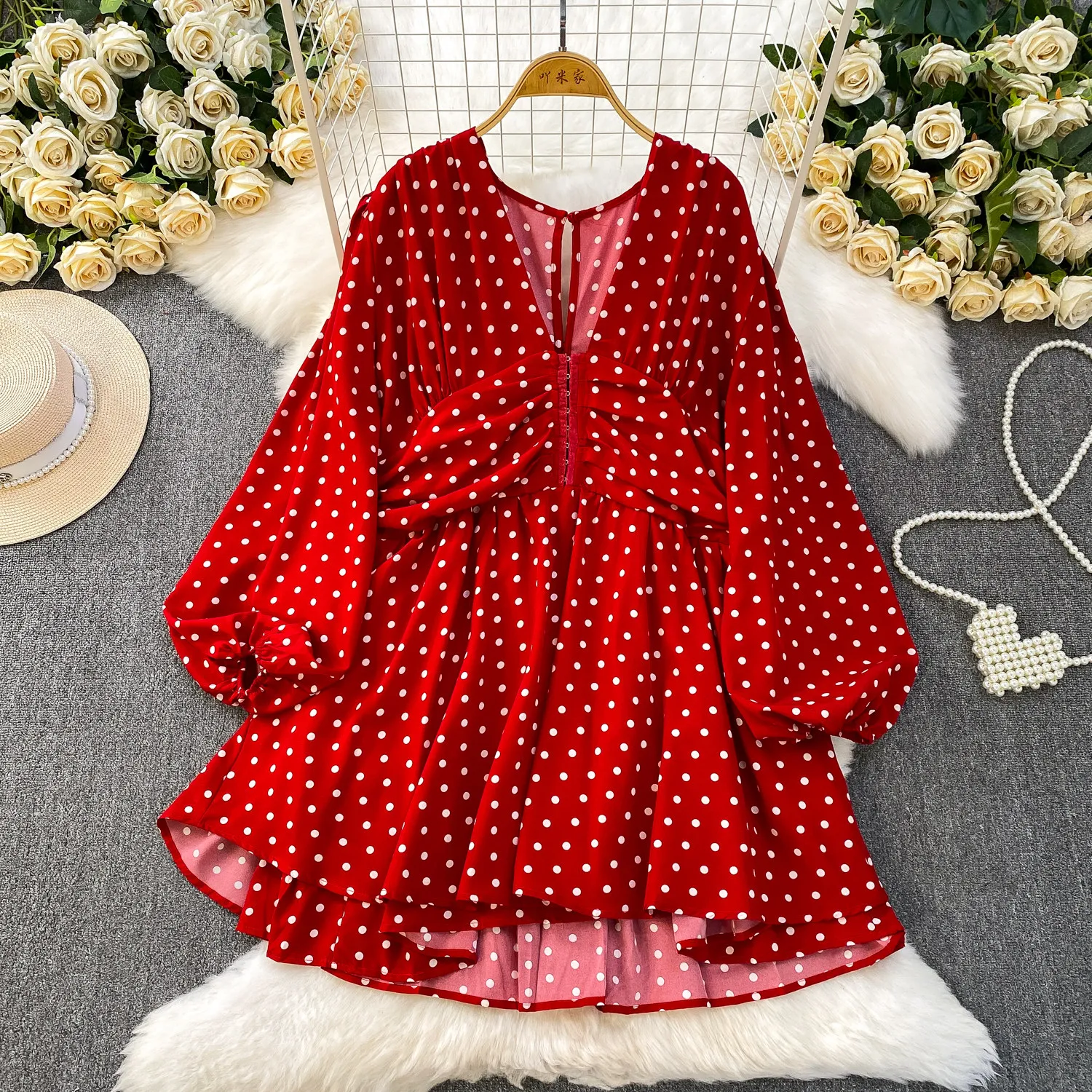 SuperAen Sexy V-necked Lantern Sleeve Dress Women's Spring and Summer New French-style Elegant Pleated Mid-length Dress
SuperAen Sexy V-necked Lantern Sleeve Dress Women's Spring and Summer New French-style Elegant Pleated Mid-length Dress