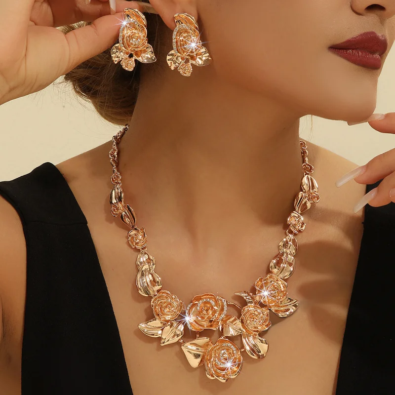 Gold Zinc Alloy Inlaid White Rhinestone Metal Rose Flower Necklace and Earring Set for Women
Gold Zinc Alloy Inlaid White Rhinestone Metal Rose Flower Necklace and Earring Set for Women