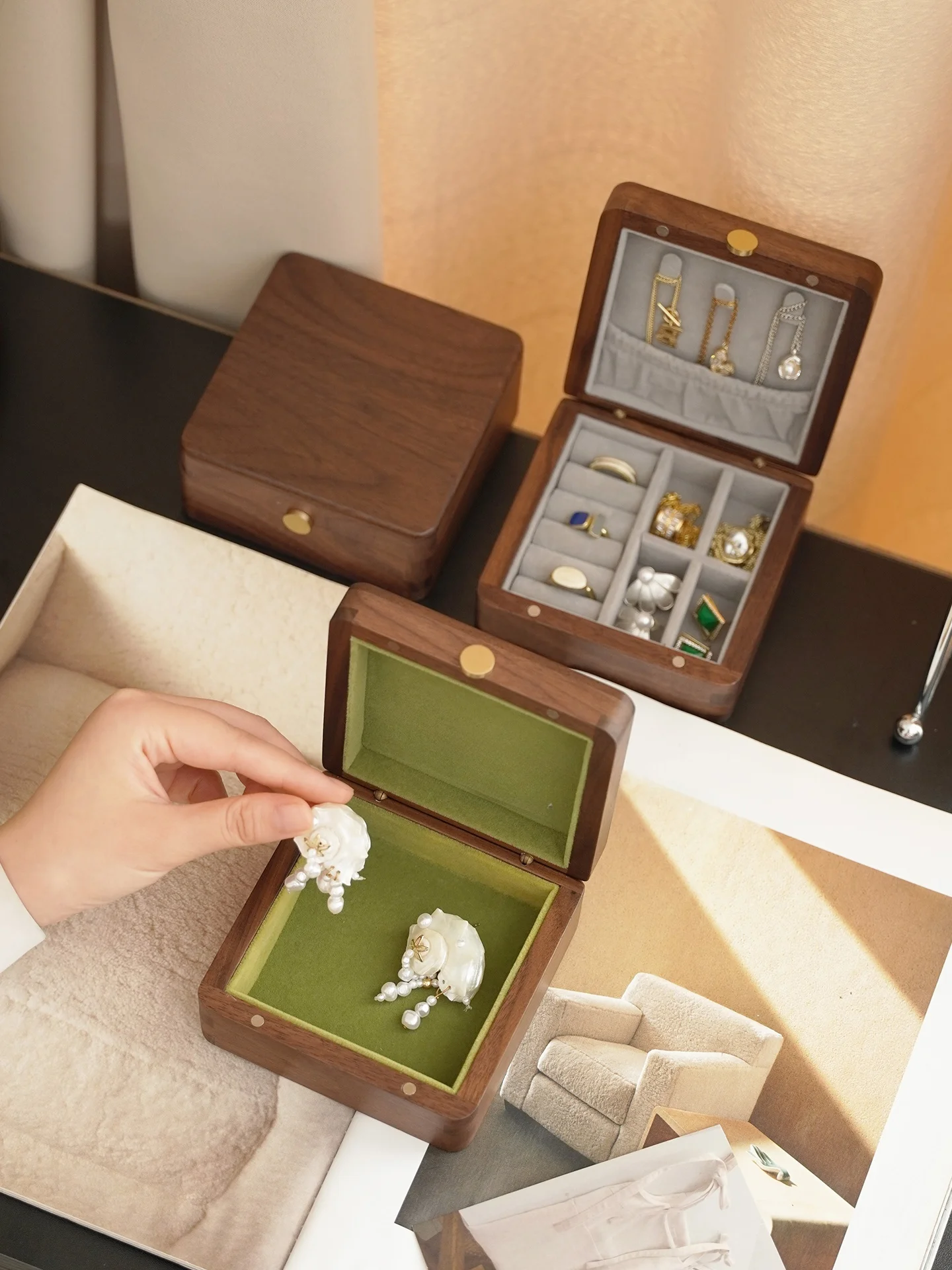 Портативная роскошная шкатулка для украшений из черного ореха, настольный органайзер для хранения с отделениями для поколения 80-х
Портативная роскошная шкатулка для украшений из черного ореха, настольный органайзер для хранения с отделениями для поколения 80-х