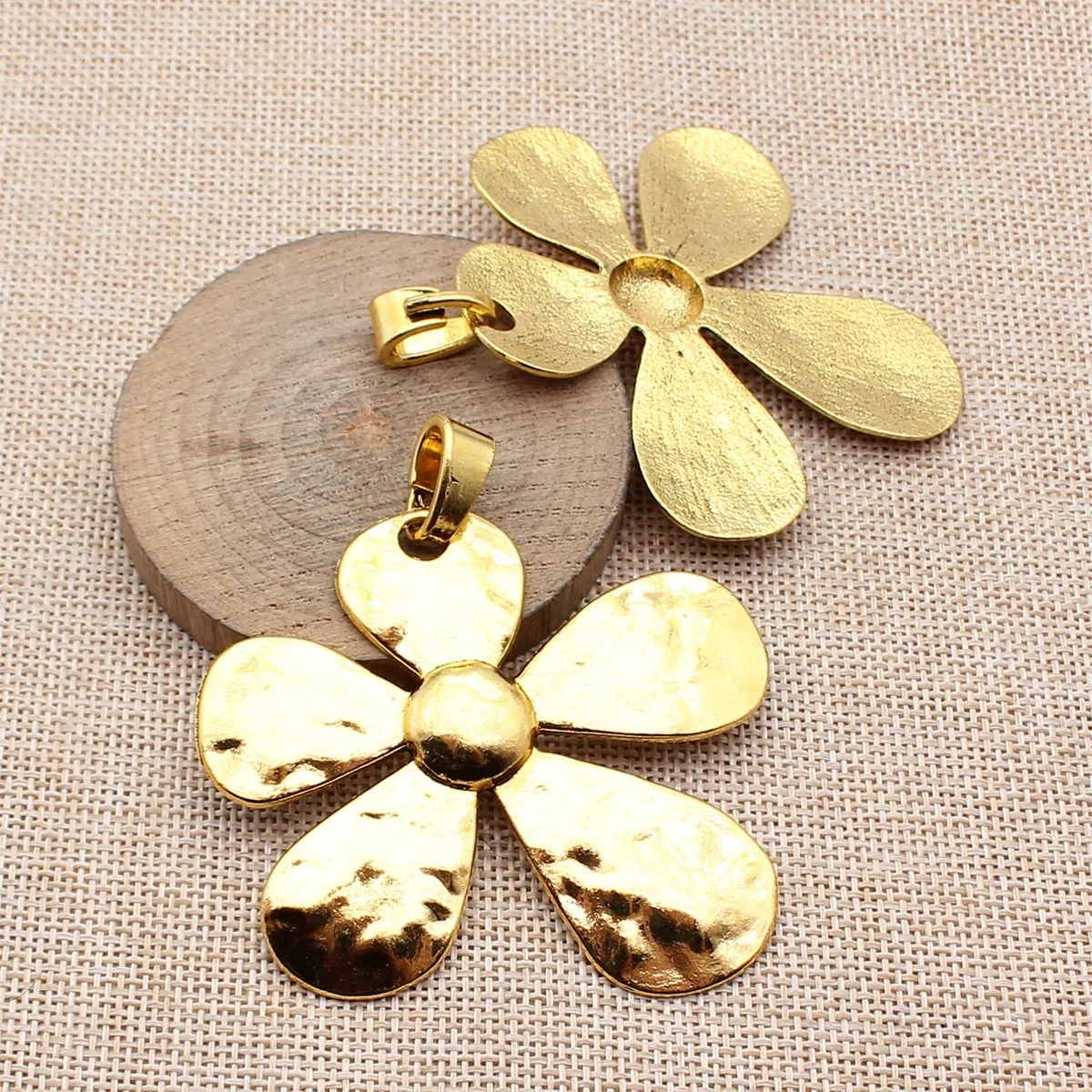 2pcs 79x69mm(3.11x2.72inch) 3 Colors Antique Bronze Color Antique Gold Color Antique Silver Color Large Hammered Flower
2pcs 79x69mm(3.11x2.72inch) 3 Colors Antique Bronze Color Antique Gold Color Antique Silver Color Large Hammered Flower