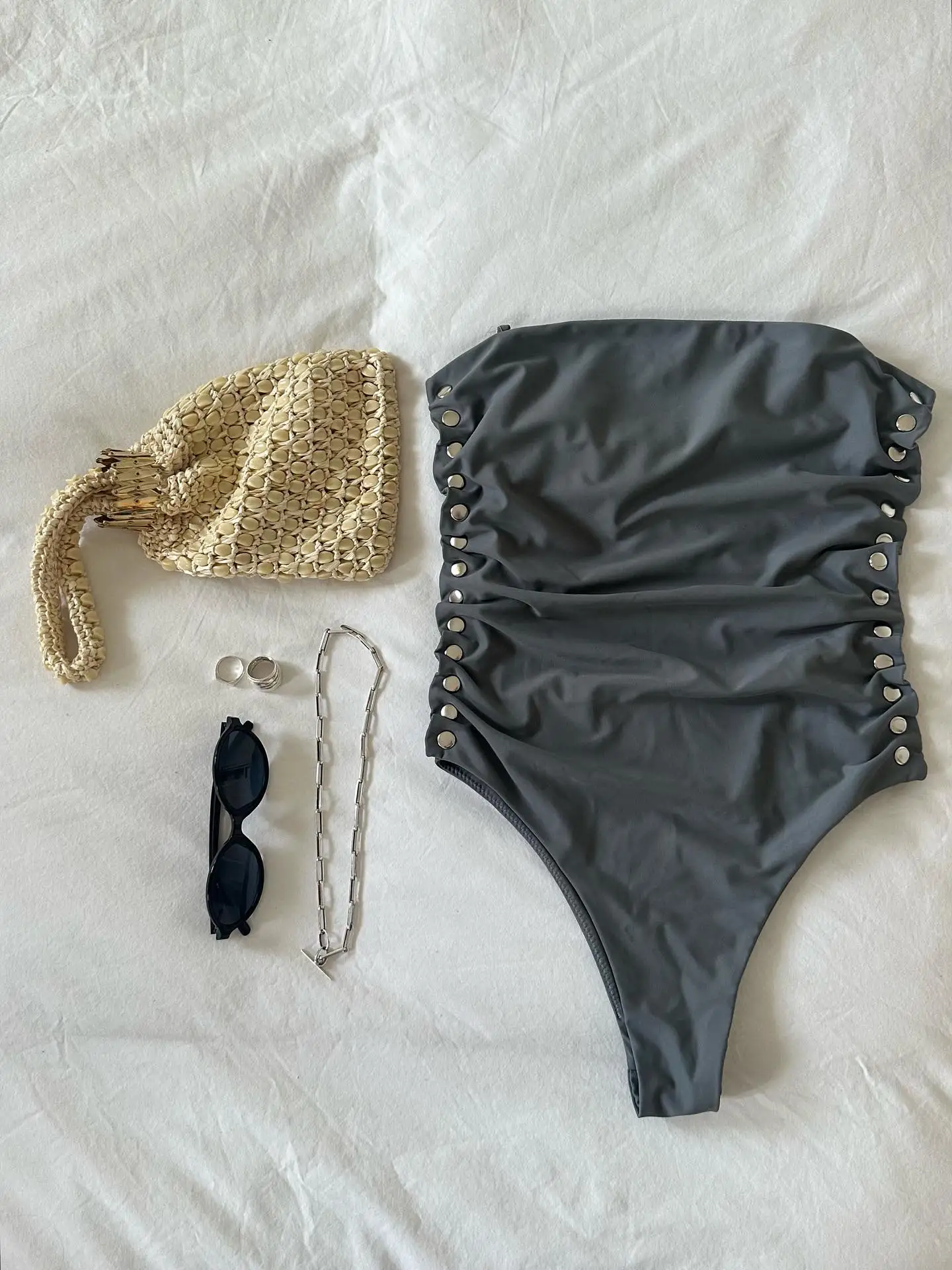 Элегантный серый цельный купальник без бретелек с металлической втулкой идеально подходит для вечеринок у бассейна, летних прогулок у бассейна, гламурный
Элегантный серый цельный купальник без бретелек с металлической втулкой идеально подходит для вечеринок у бассейна, летних прогулок у бассейна, гламурный