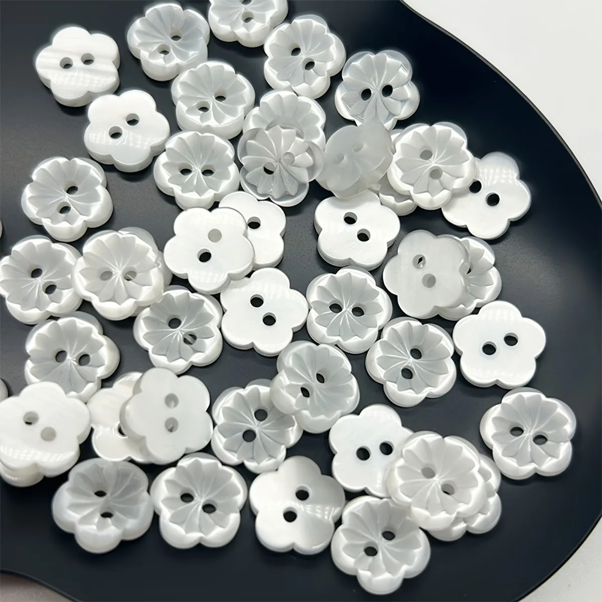 20 elegant white resin flower buttons - Double-hole DIY, scrapbook, clothing repair and accessory, floral design
20 elegant white resin flower buttons - Double-hole DIY, scrapbook, clothing repair and accessory, floral design