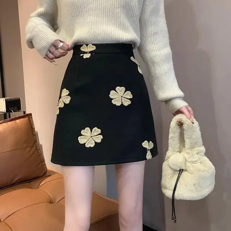 Flower Embroidery Black Mini Skirt Women Faux Wool Elegant High Waist Skirt Fashion Chic Skinny Warm Pretty Style Skirt
Flower Embroidery Black Mini Skirt Women Faux Wool Elegant High Waist Skirt Fashion Chic Skinny Warm Pretty Style Skirt