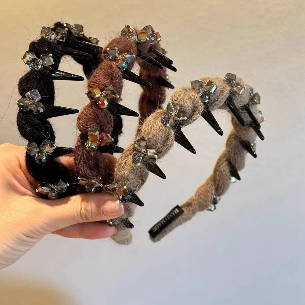 Повязка для волос Maillard с зубцами-расческой, стразами и плюшем, волнистая, креативная, цветная
Повязка для волос Maillard с зубцами-расческой, стразами и плюшем, волнистая, креативная, цветная