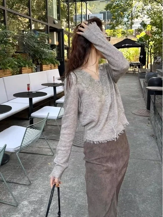 Женский кардиган с V-образным вырезом и бахромой, вязаный, для ранней осени, модный, уникальный, красивый, открытый, для повседневной носки
Женский кардиган с V-образным вырезом и бахромой, вязаный, для ранней осени, модный, уникальный, красивый, открытый, для повседневной носки