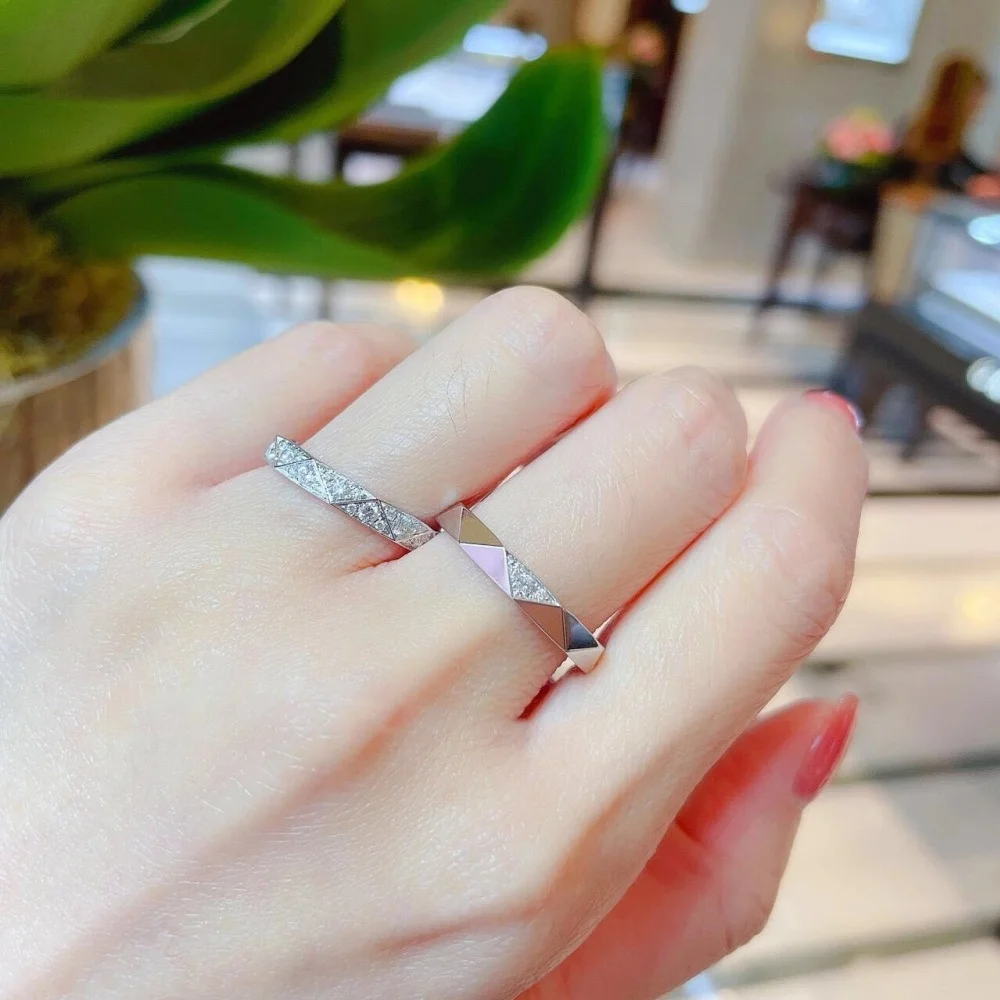 Exquisite water chestnut ring, female niche, high-end, fashionable, light luxury, couple ring, birthday gift
Exquisite water chestnut ring, female niche, high-end, fashionable, light luxury, couple ring, birthday gift