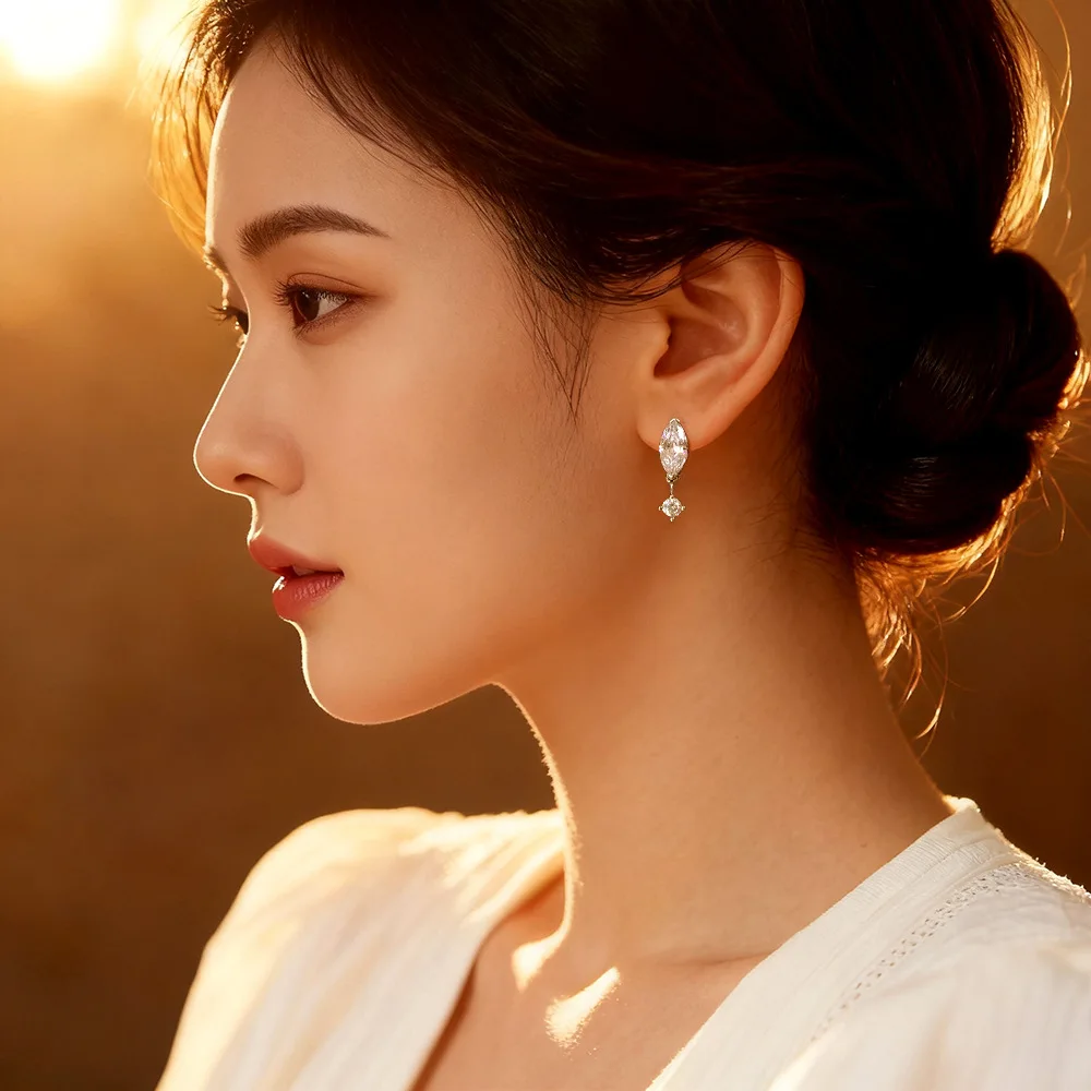 Серьги-капли с муассанитом в форме капли воды - сверкающие ювелирные украшения из стерлингового серебра 925 пробы с покрытием из золота 18 карат для женщин
Серьги-капли с муассанитом в форме капли воды - сверкающие ювелирные украшения из стерлингового серебра 925 пробы с покрытием из золота 18 карат для женщин