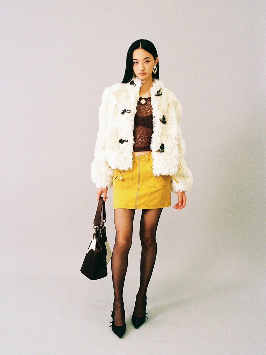 Warmth Doears Beige Crted Fur Coat with Horn Buttons ort Sle Long Sve Women's Youth Stand Fit No Brand
Warmth Doears Beige Crted Fur Coat with Horn Buttons ort Sle Long Sve Women's Youth Stand Fit No Brand