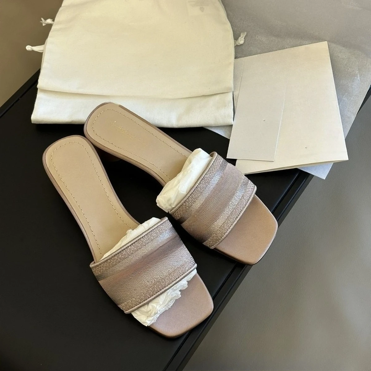 2026 Summer New Women's Genuine Sheepskin Letter Sandals Open Toe Slide Sandals Casual Outdoor Vacation Flat Shoes
2026 Summer New Women's Genuine Sheepskin Letter Sandals Open Toe Slide Sandals Casual Outdoor Vacation Flat Shoes