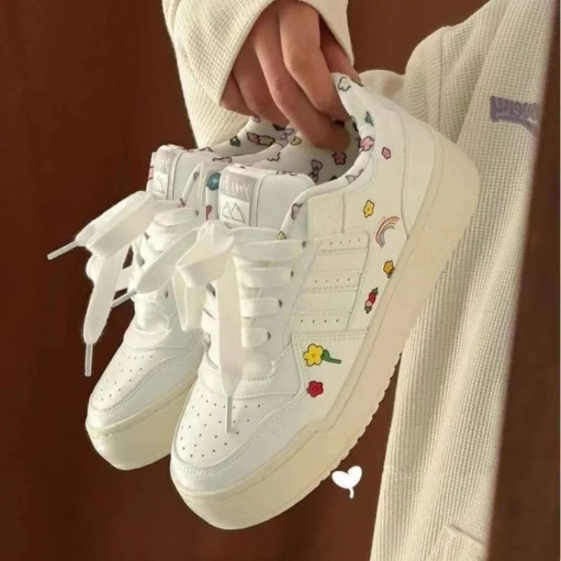 College-style cute printed white sneakers for women2026Spring new niche versatile casual sneakers and loafers
College-style cute printed white sneakers for women2026Spring new niche versatile casual sneakers and loafers
