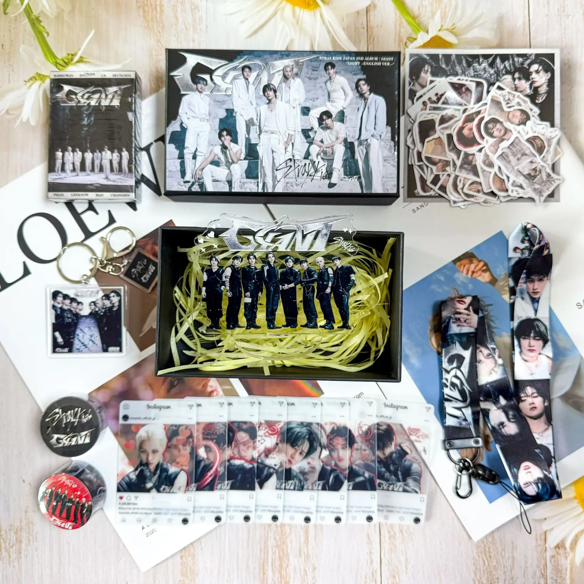 Stray Kids Gift Box New Album "GIANT" Hyunjin Merchandise Standing Figure Sticker Mini Card Lanyard Set Christmas Gift
Stray Kids Gift Box New Album "GIANT" Hyunjin Merchandise Standing Figure Sticker Mini Card Lanyard Set Christmas Gift