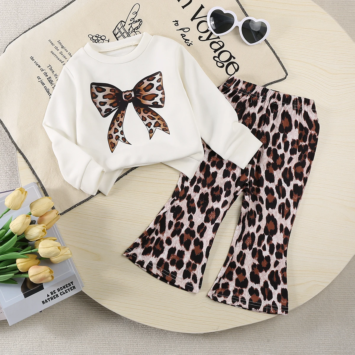 Girls' Children's Two Piece Set Minimally Printed Bow Top with Leopard Pattern Flared Pants - Casual Chic Outfit for Kids
Girls' Children's Two Piece Set Minimally Printed Bow Top with Leopard Pattern Flared Pants - Casual Chic Outfit for Kids