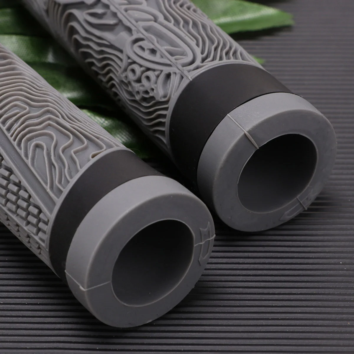 1Pair Colored Silicone Bike Handlebar Cover Anti-Skid Grips Cover for Road Mountain Cycling Shock-Absorption Wear-Resistant
1Pair Colored Silicone Bike Handlebar Cover Anti-Skid Grips Cover for Road Mountain Cycling Shock-Absorption Wear-Resistant