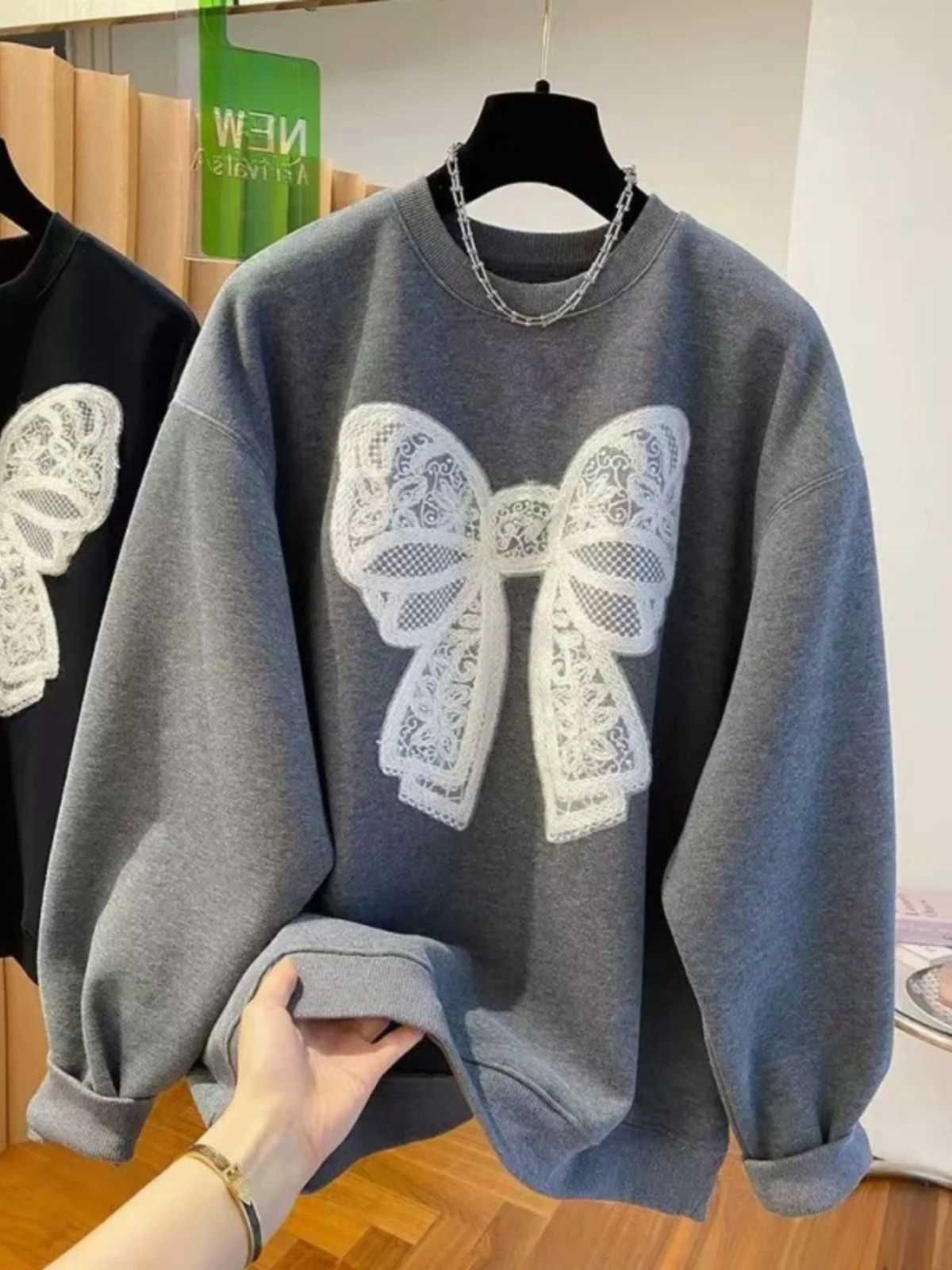 Korean Style Loose Fit Hoodie Women's Winter Fashion Thickened Fleece round Neck Sweatshirt with Knot Design
Korean Style Loose Fit Hoodie Women's Winter Fashion Thickened Fleece round Neck Sweatshirt with Knot Design
