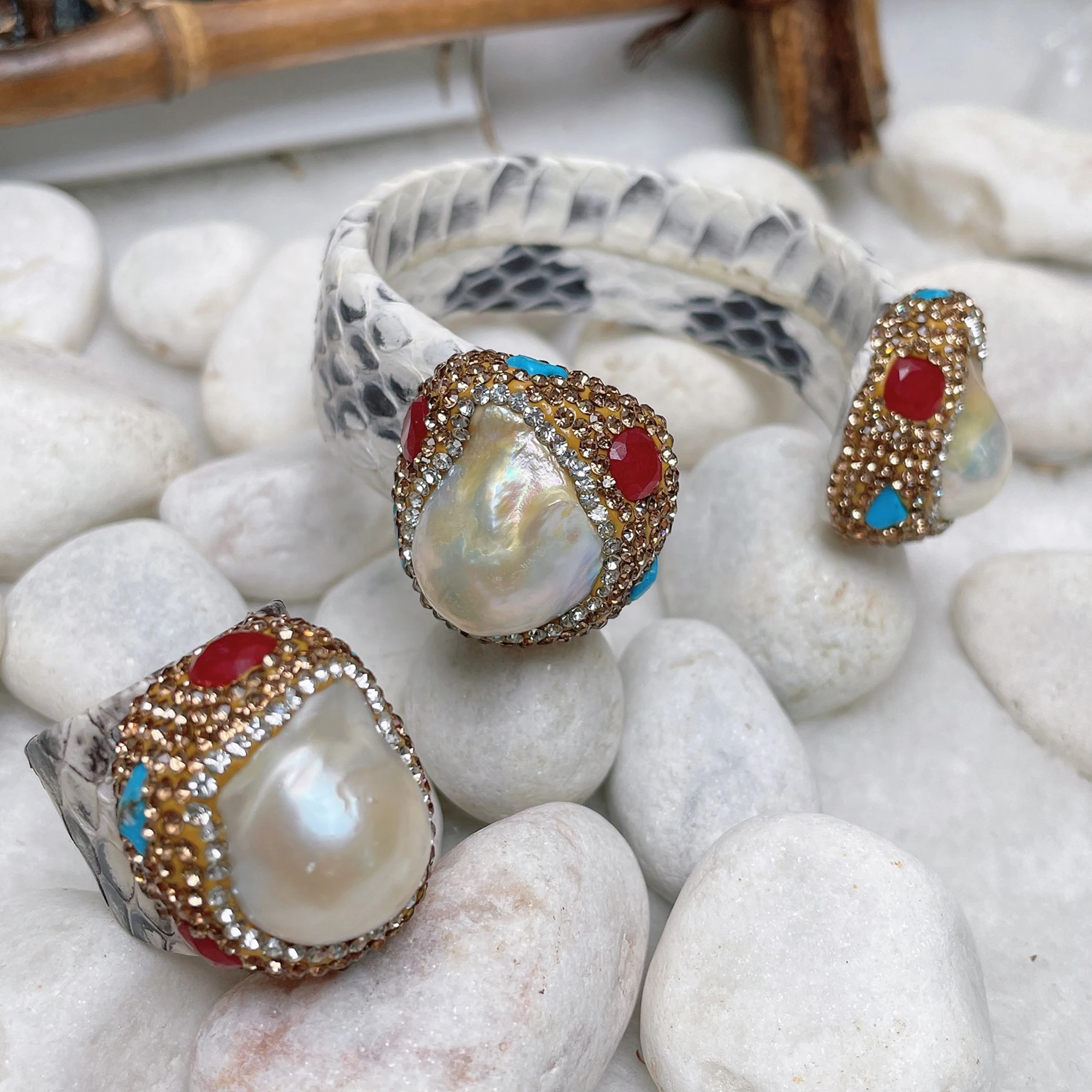 Natural Irregular Pearl Rhinestone Leather Ring Bracelet Set Ladies European and American Exaggerated Fashion Jewelry
Natural Irregular Pearl Rhinestone Leather Ring Bracelet Set Ladies European and American Exaggerated Fashion Jewelry