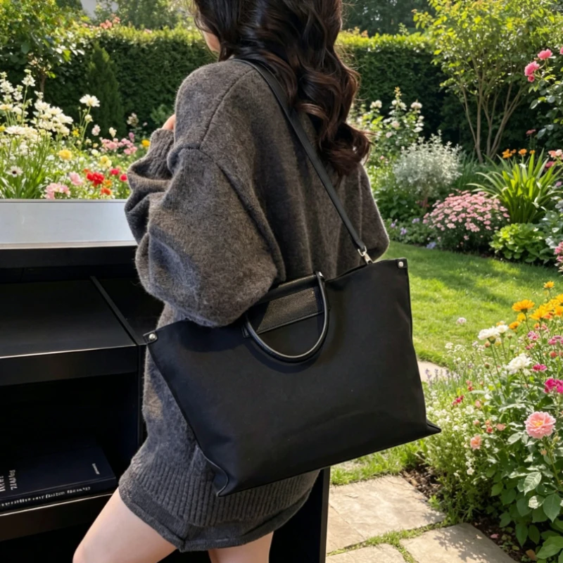 Luxury and spacious women's handbag, modern trend chain strap shoulder bag, large capacity shopping women's bag
Luxury and spacious women's handbag, modern trend chain strap shoulder bag, large capacity shopping women's bag