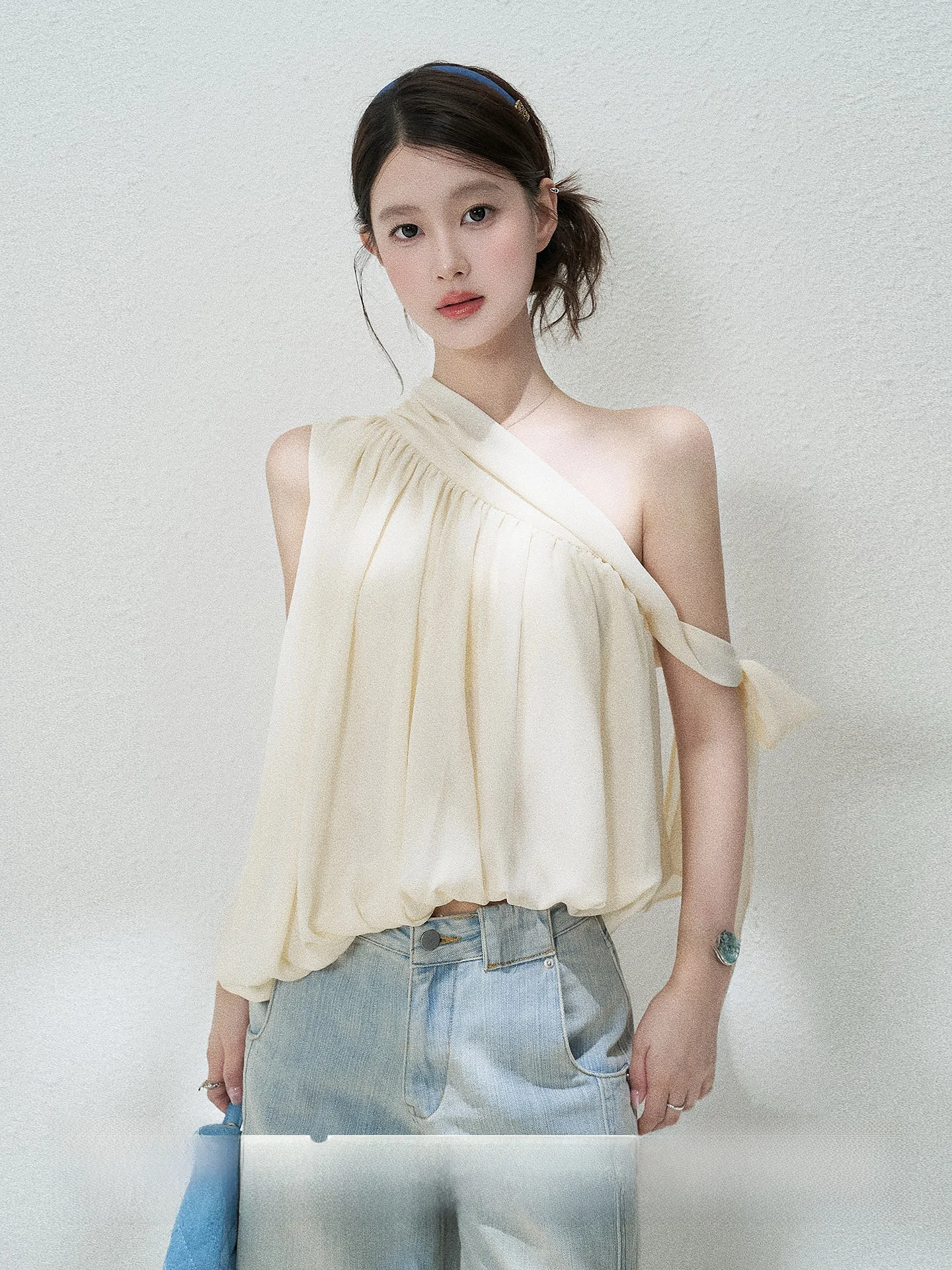 Exquisite Asymmetrical Sash Chiffon Shirt Women's Summer Wide High-End Feel Unique Top Fashionable Shoulder-Baring Design
Exquisite Asymmetrical Sash Chiffon Shirt Women's Summer Wide High-End Feel Unique Top Fashionable Shoulder-Baring Design