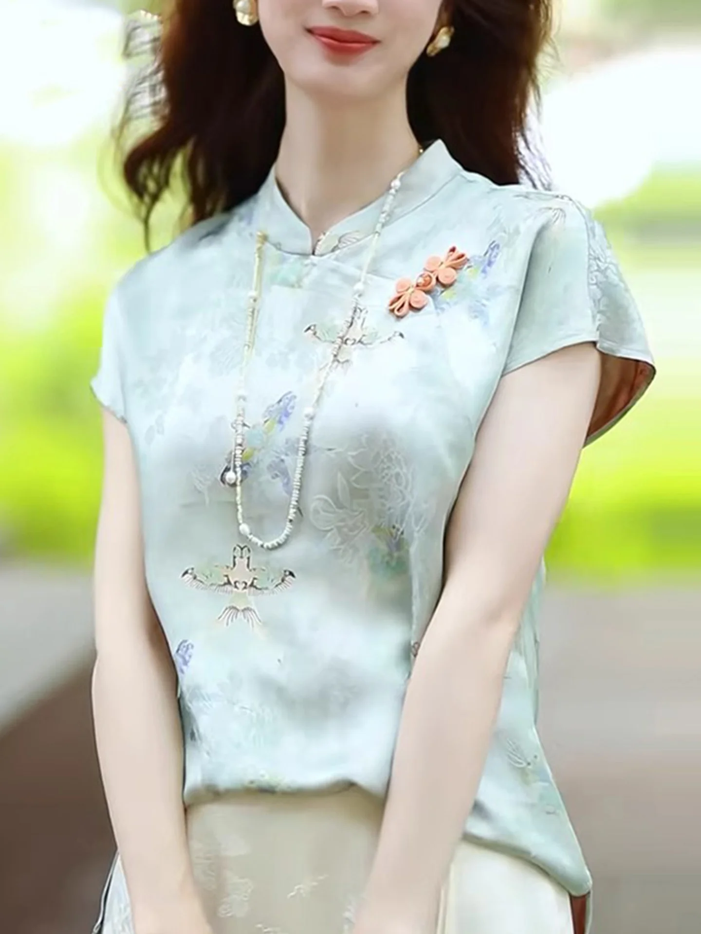 Элегантная свободная шифоновая блузка с цветочным принтом в корейском стиле, прямого кроя, шелковистая, для молодых женщин, летняя модная блузка
Элегантная свободная шифоновая блузка с цветочным принтом в корейском стиле, прямого кроя, шелковистая, для молодых женщин, летняя модная блузка