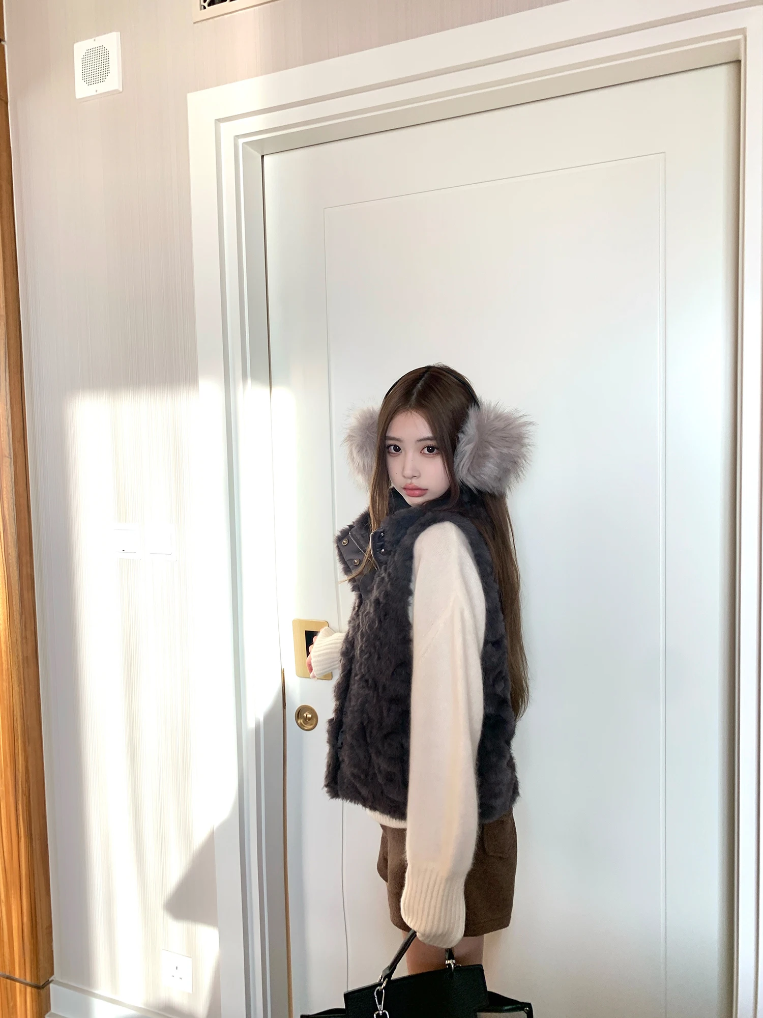 Eco-Friendly Faux Fur Vest Women's Outerwear Winter Unique Beautiful Layering Lamb's Wool Jaet Stand Fit Zipper Closure
Eco-Friendly Faux Fur Vest Women's Outerwear Winter Unique Beautiful Layering Lamb's Wool Jaet Stand Fit Zipper Closure